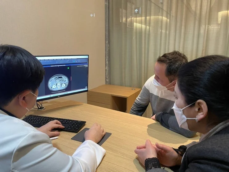 타지키스탄 방문 의료진과 CT 영상을 함께 검토하는 영상의학 교육 현장